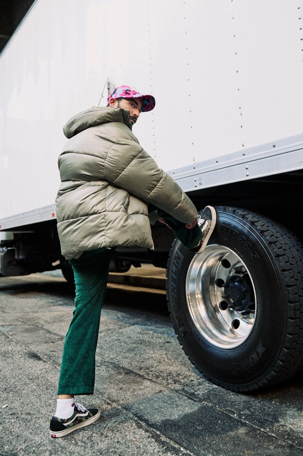 Sage puffer, boot on a truck tyre